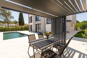 Outdoor dining - Holiday apartment with shared pool (Funtana)