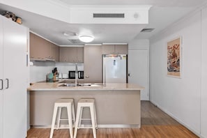 Cafetière/bouilloire, réfrigérateur, micro-ondes, four