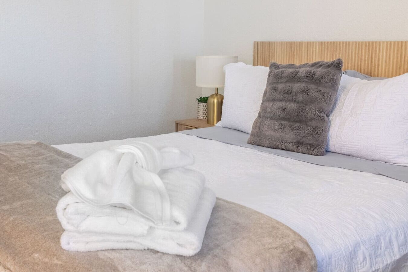 Silitysrauta/-lauta, vauvan matkasänky, Wi-Fi, vuodevaatteet