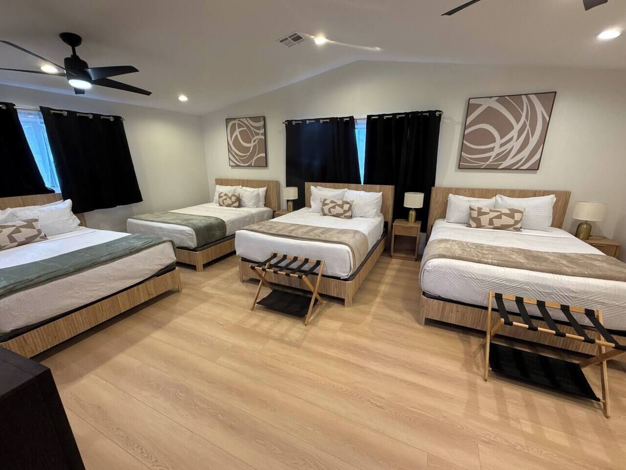 Escritorio, tabla de planchar con plancha, cuna de viaje y wifi 