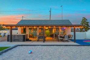 Outdoor dining - Vegas Stays with Games, Volleyball, and More! (North Las Vegas)
