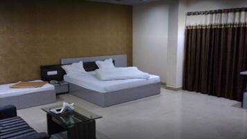 Dobbeltrom – signature, byutsikt | Skrivebord og wi-fi (inkludert)