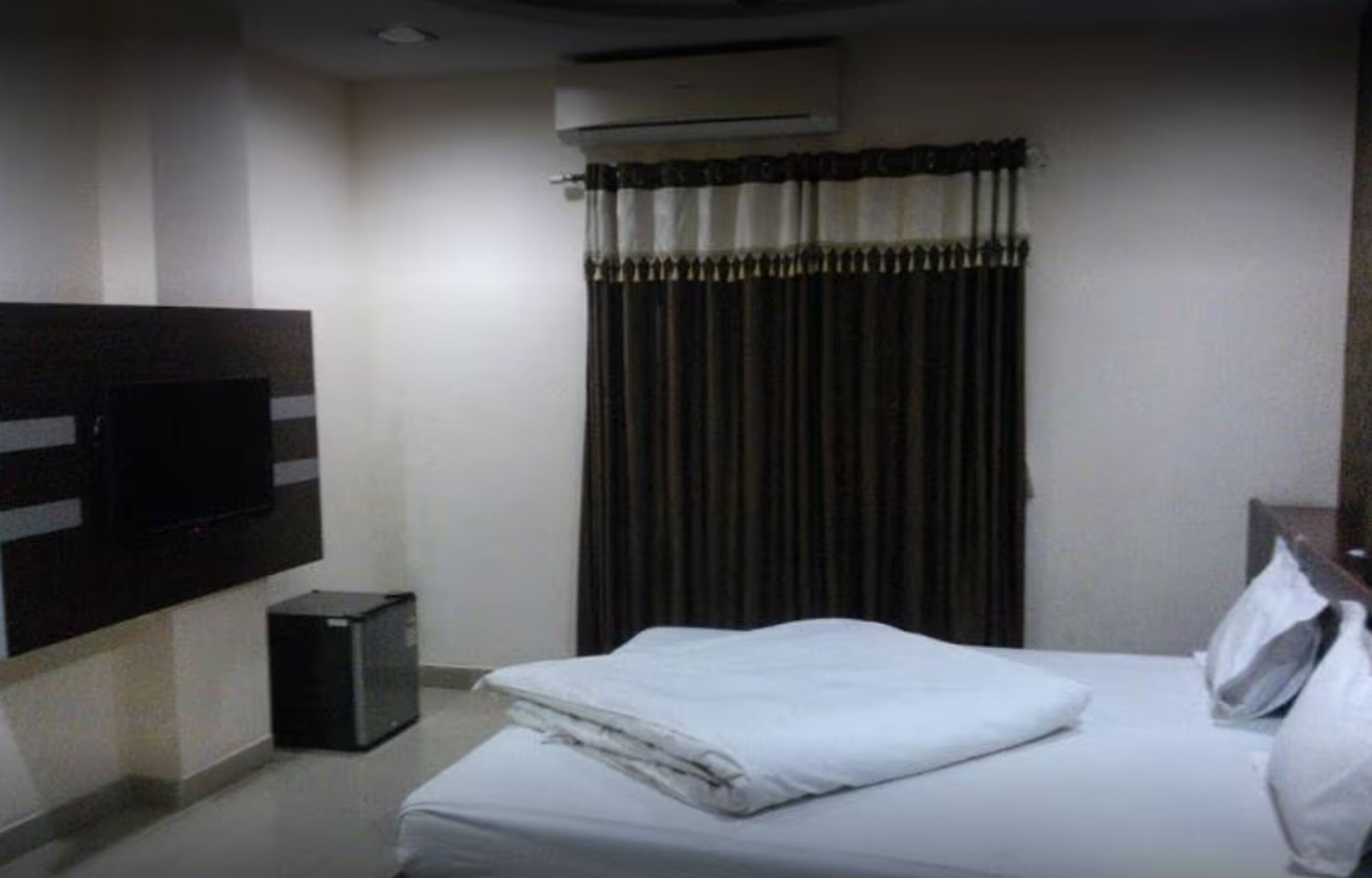 Deluxe Double Room, City View | Desk, free WiFi