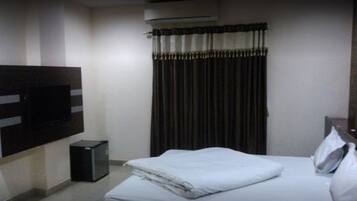 Deluxe Double Room, City View | Desk, free WiFi