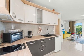 Fridge, microwave, stovetop, dishwasher - Holiday apartment with air conditioning and Wi-Fi (Poreč)