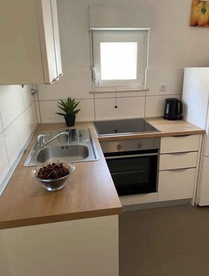 Fridge, microwave, oven, stovetop - Holiday Apartment Mandarin (Sv. Filip i Jakov)