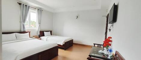 Habitación triple Deluxe, vista a la ciudad | Wifi gratis