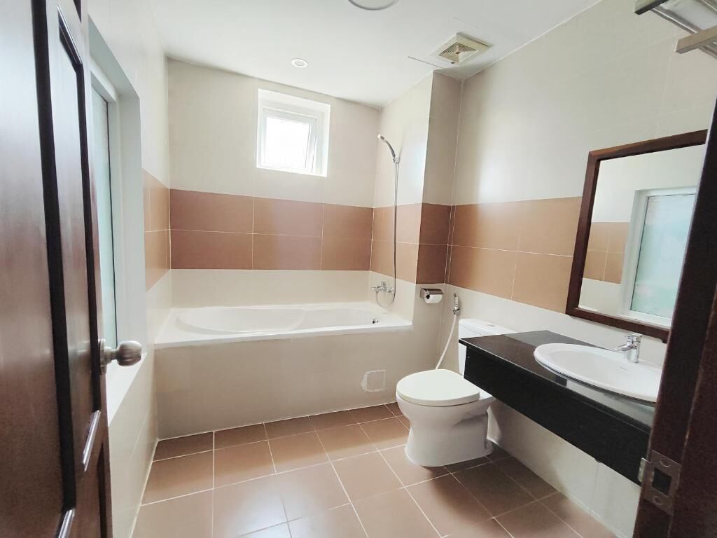 Shower, perlengkapan mandi gratis, pengering rambut, dan sandal