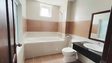 Shower, perlengkapan mandi gratis, pengering rambut, dan sandal