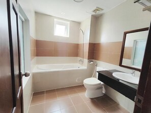 Doccia, set di cortesia gratuito, asciugacapelli, pantofole