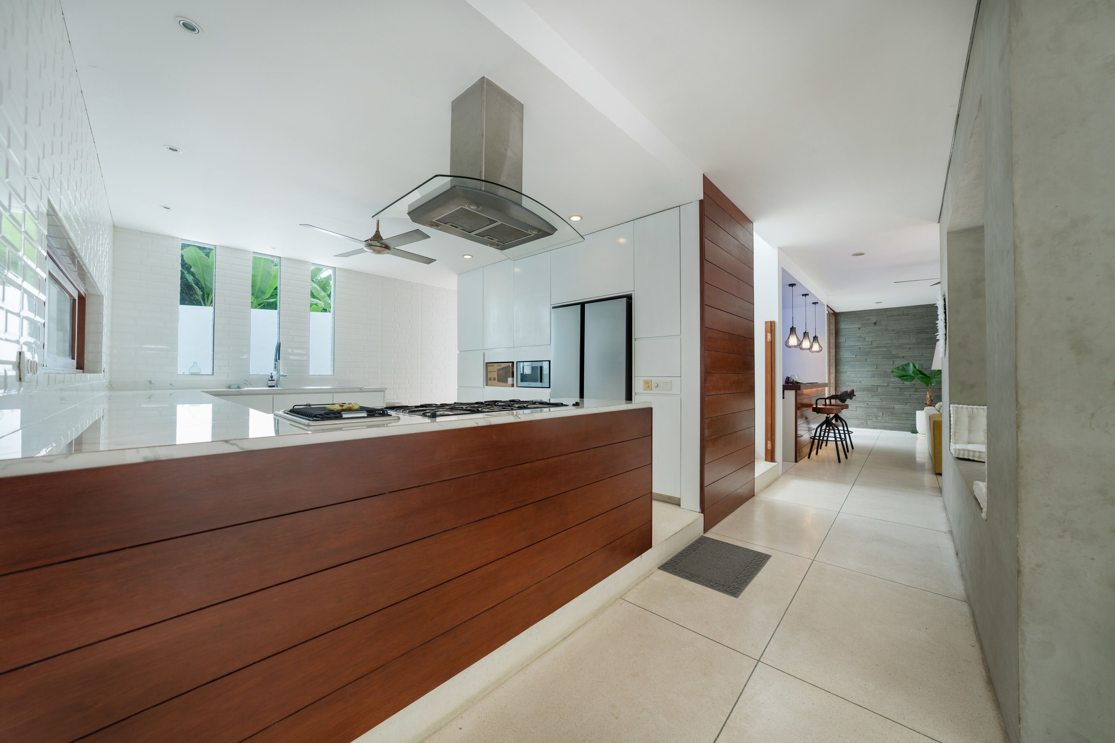 냉장고, 전자레인지, 유아용 의자, 조리 도구/접시/주방 기구