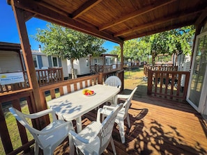 Outdoor dining - Mobile home with air conditioning, terrace and pool (Castelletto sopra Ticino)