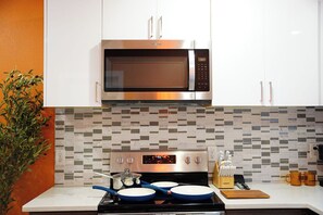 Private kitchen - The Tangerine Retreat - Retro Dallas Downtown Vibe (Dallas)