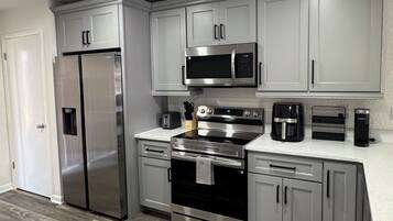 Mikrowelle, Ofen, Herdplatte, Geschirrspüler