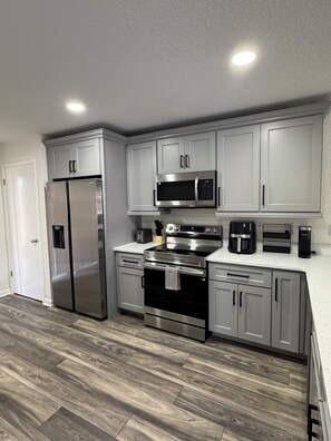 Microondas, horno, parrilla de estufa y lavavajillas 