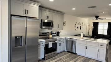 Mikrowelle, Ofen, Herdplatte, Geschirrspüler