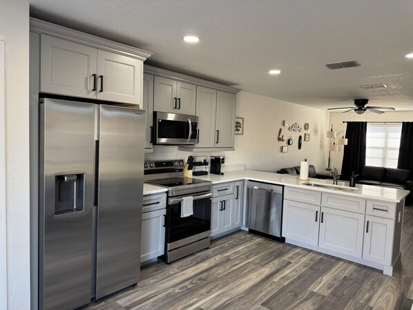 Microondas, horno, parrilla de estufa y lavavajillas 