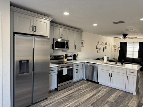 The Spring Hill Stay- Modern 2 bed 1 bath duplex apartment