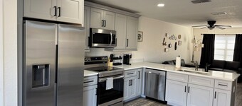 The Spring Hill Stay- Modern 2 bed 1 bath duplex apartment