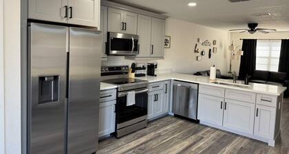 The Spring Hill Stay- Modern 2 bed 1 bath duplex apartment