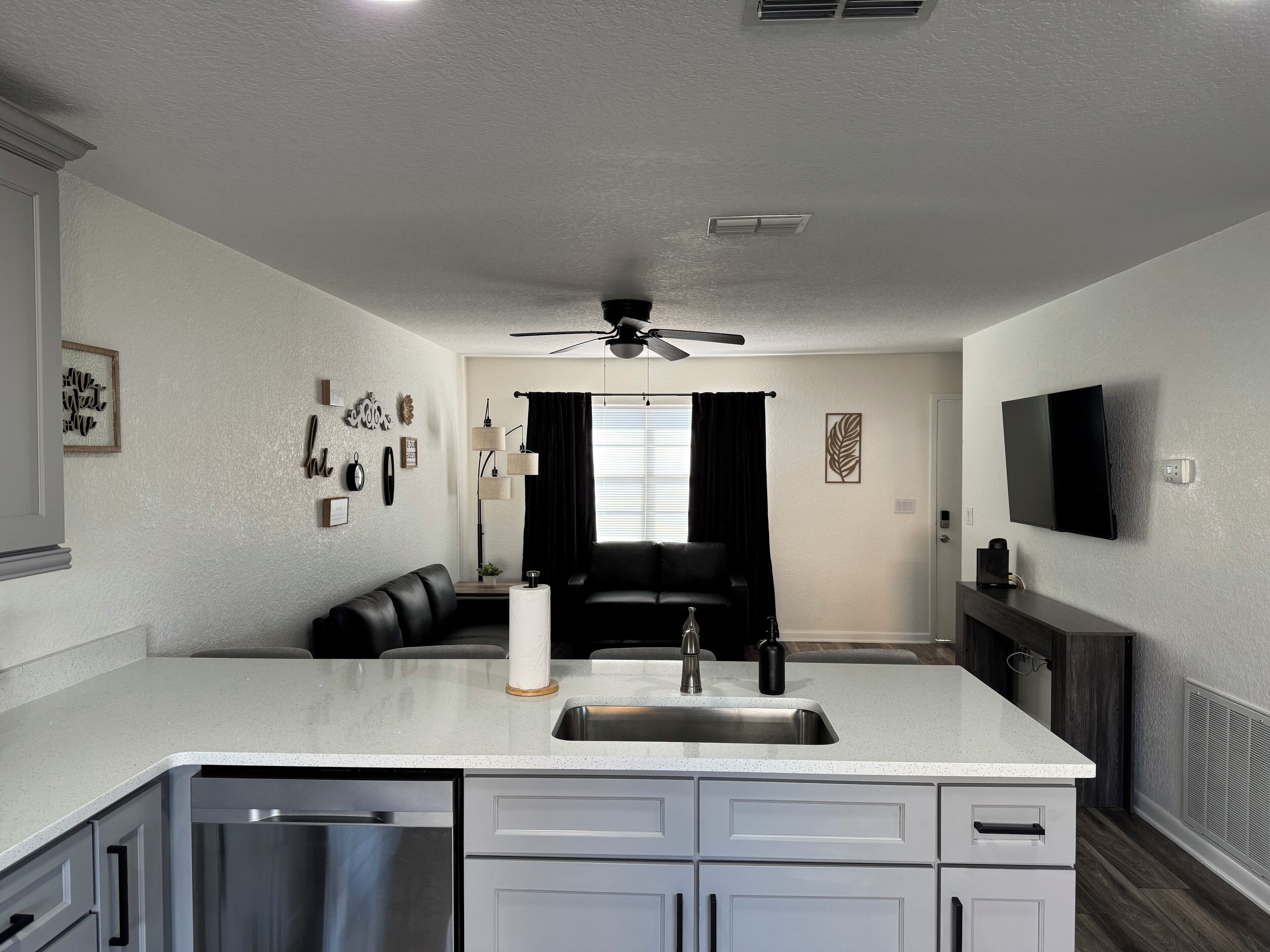 The Spring Hill Stay- Modern 2 Bed 1 Bath Duplex Apartment - Spring Hill, FL
