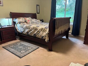 3 bedrooms, iron/ironing board, WiFi, bed sheets - Lakeview Home  with two balconies  lots of space for family, fun and adventure (Langford)