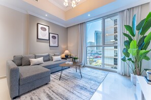 TV - Sophisticated 1BR, Walk to Dubai Mall & Fountain - Dunya Tower, Downtown Dubai (Dubai)