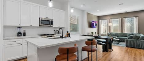 冷蔵庫、電子レンジ、オーブン、コンロ