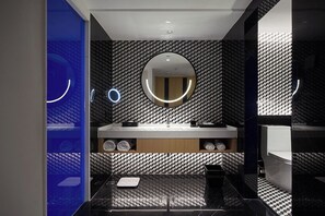 Panoramic-Suite, Sauna, Flussblick | Badezimmer | Hausschuhe