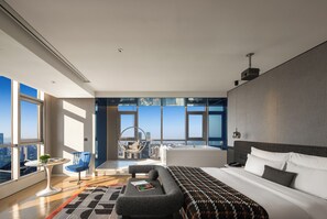 Suite estudio superior, vistas al río | Caja fuerte, cortinas opacas, sistema de insonorización