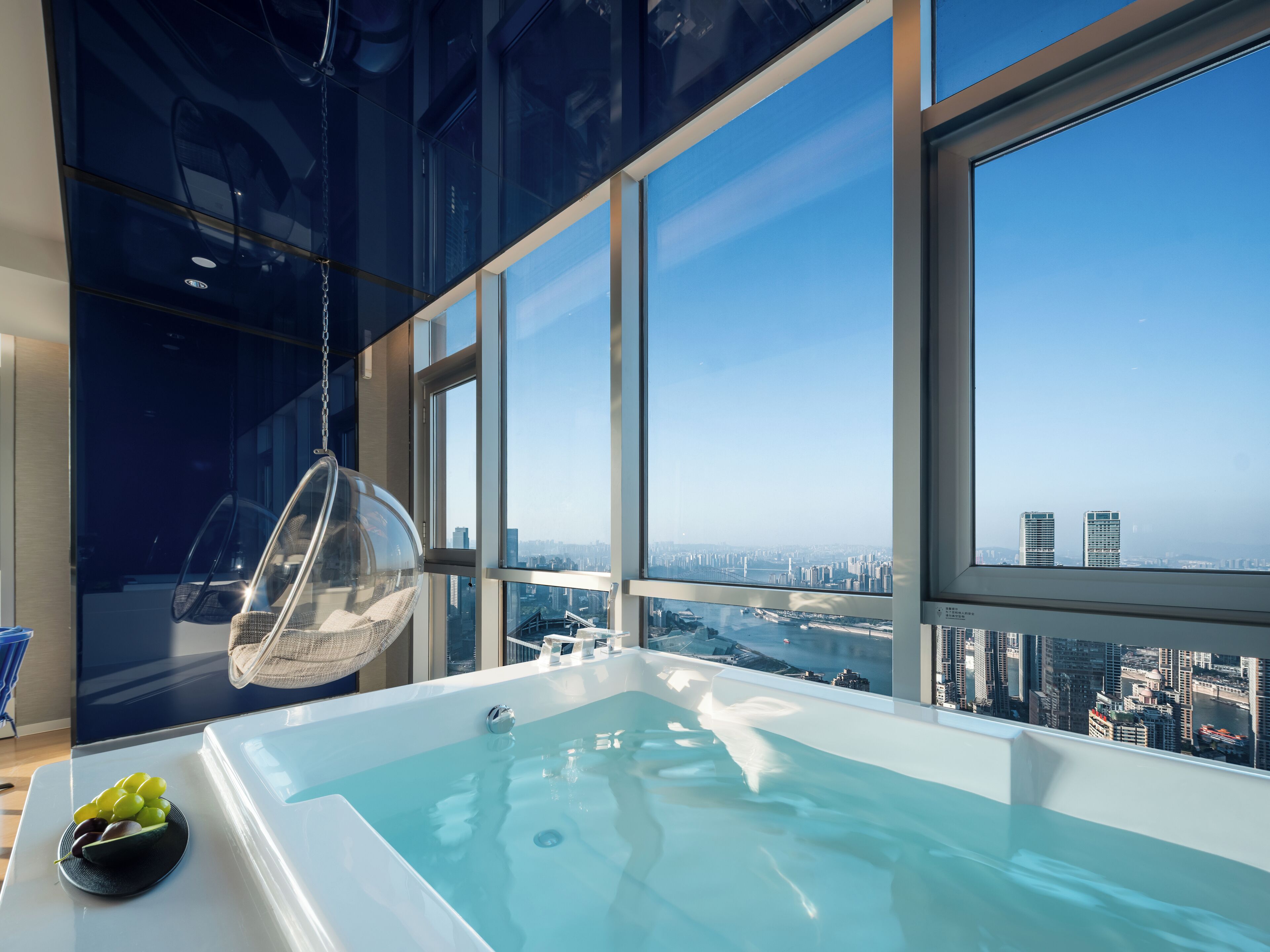 Suite estudio superior, vistas al río | Caja fuerte, cortinas opacas, sistema de insonorización