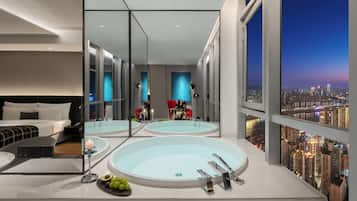 180° River View King Room (Window-side Private Hot Tub) | Down comforters, in-room safe, blackout drapes, soundproofing