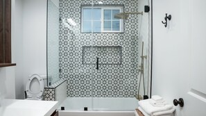 Douche, sèche-cheveux, serviettes fournies, savon