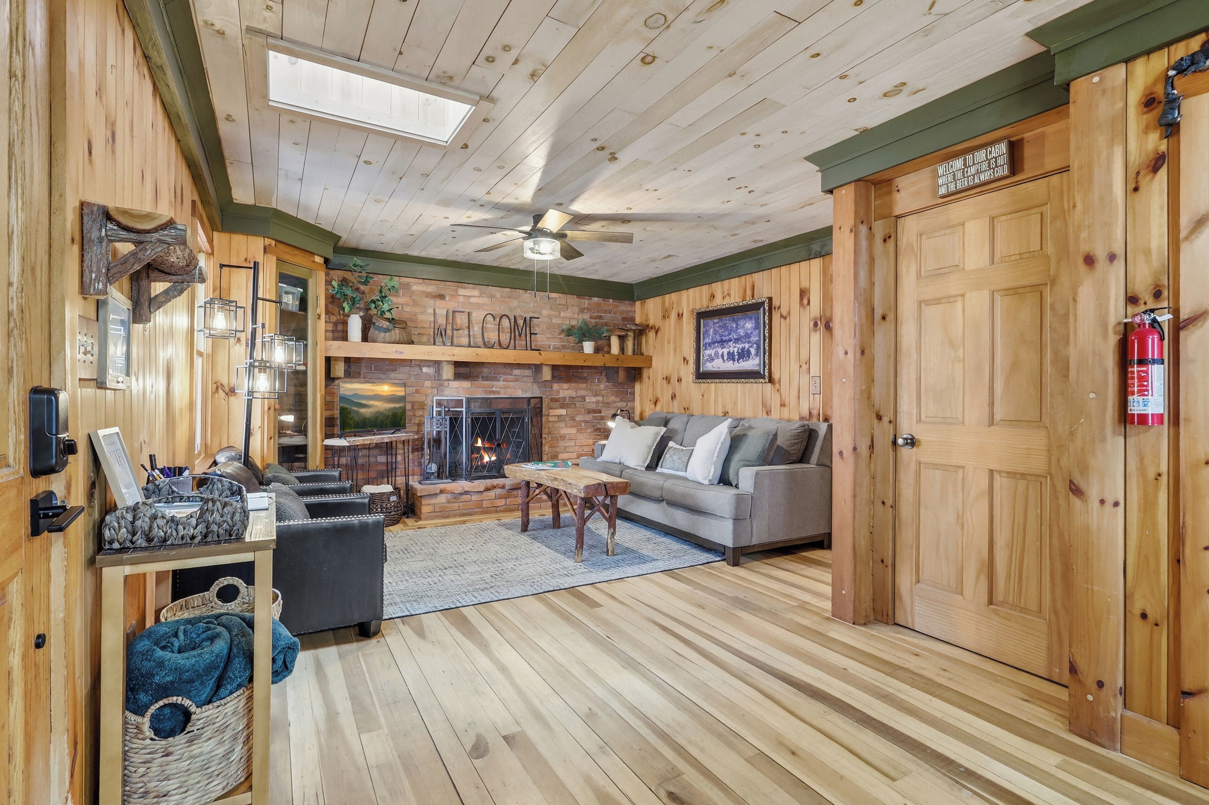 Secluded Forest Cabin With Cozy Porch W/ Hot Tub! - Mountain City, TN