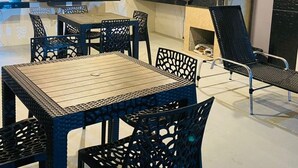 Una cocina moderna con una isla central, sillas negras y luces colgantes.