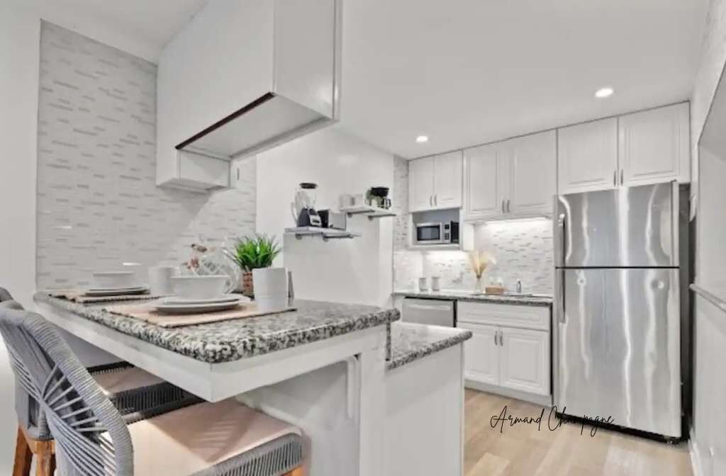 Kjøleskap, mikrobølgeovn, ovn og kokeplater