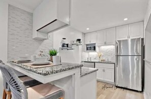 Jääkaappi, mikroaaltouuni, uuni, liesi