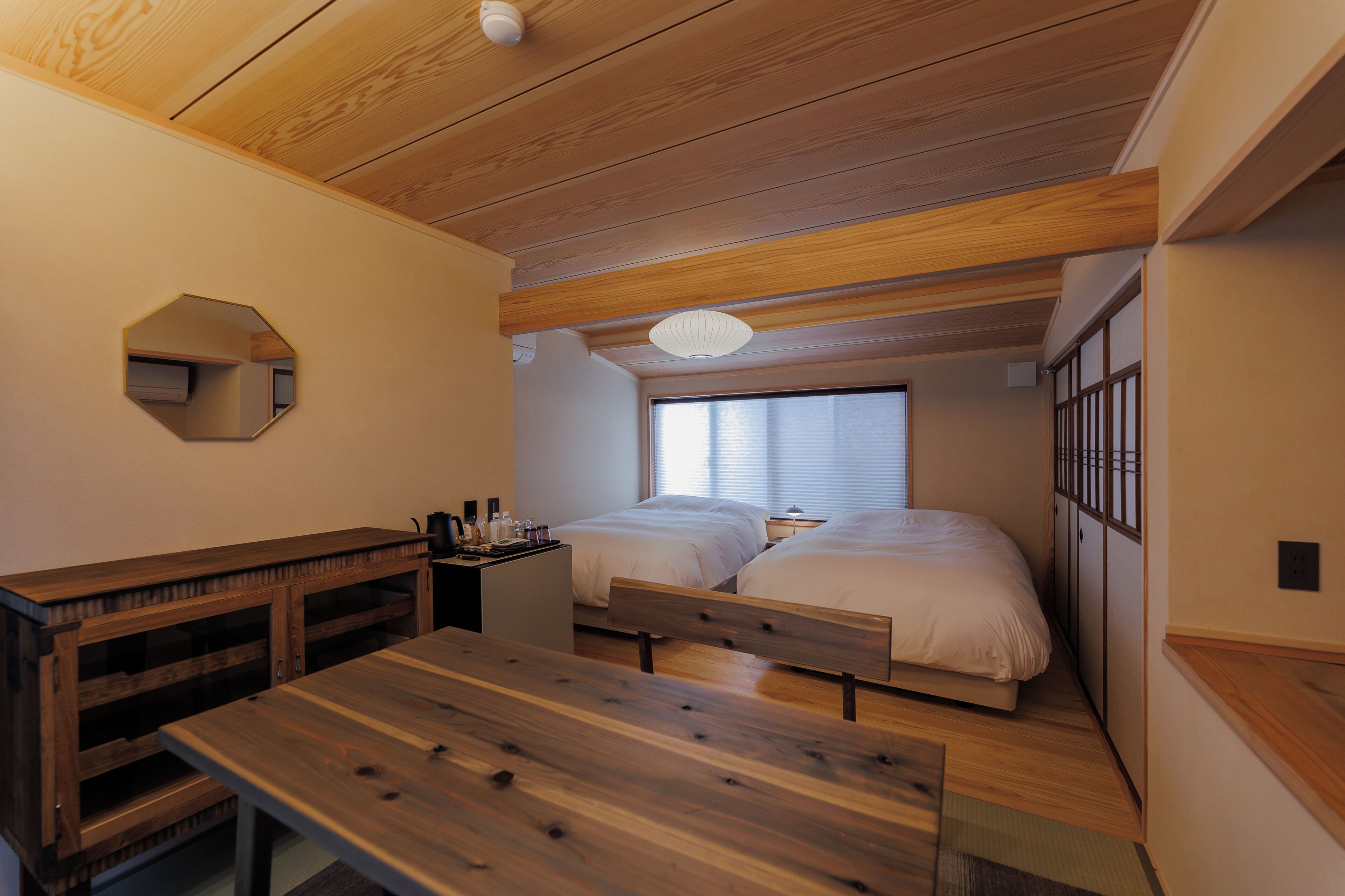 Free minibar, free WiFi, bed sheets