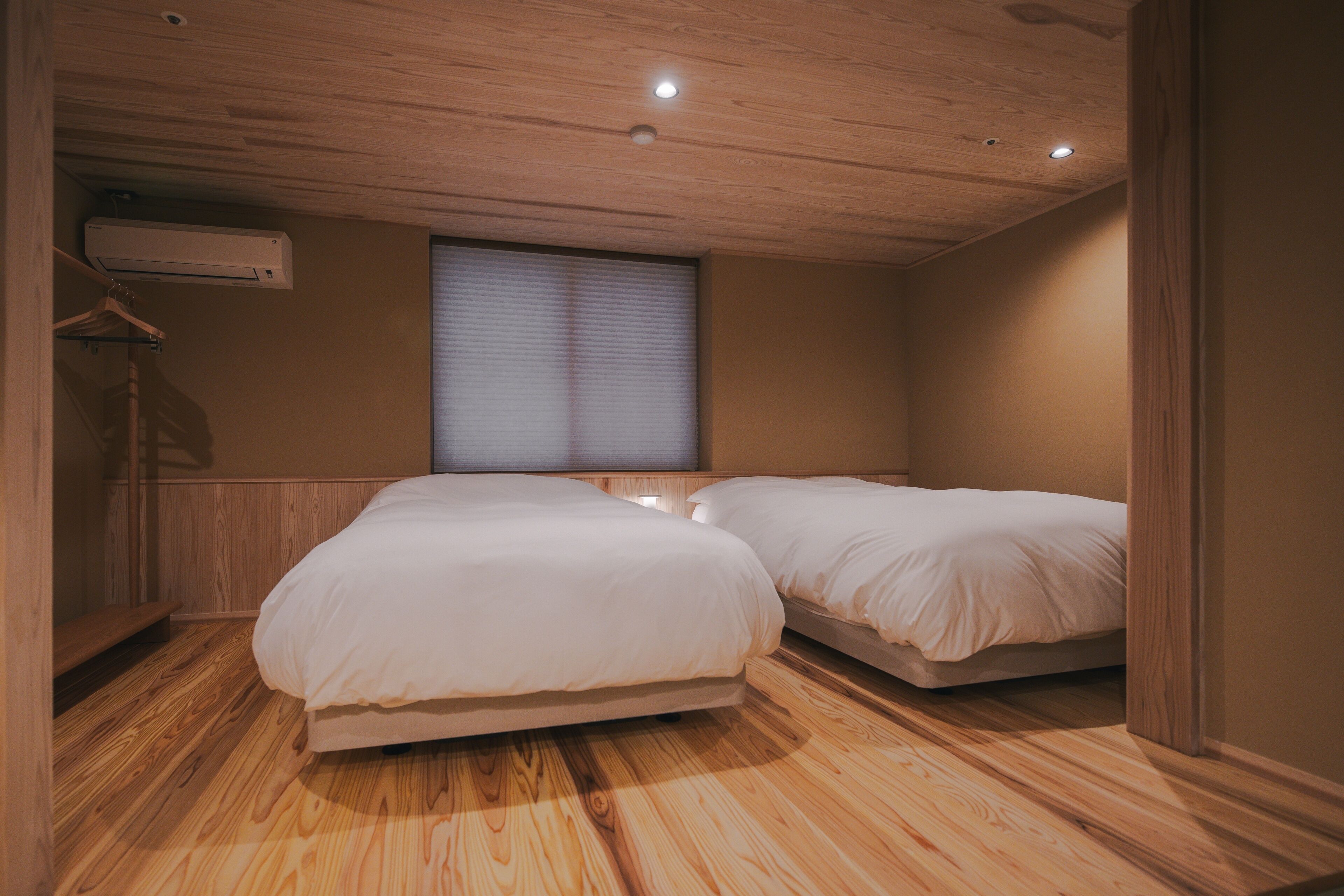 Free minibar, free WiFi, bed sheets