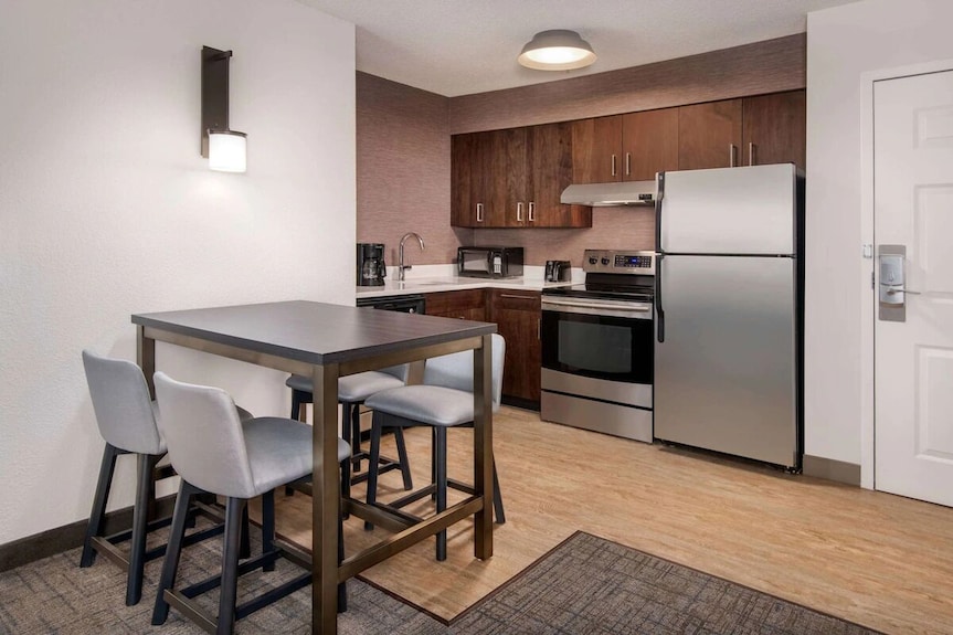 Cozy Suite Escape! 4 2br Units W/ Kitchens & Free Breakfast! Outdoor Pool, Gym - Acworth