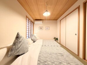 4 bedrooms, iron/ironing board, WiFi, bed sheets - NIKYO ECHO Private Villa OSAKA / Parking Included (大阪市)