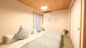 4 bedrooms, iron/ironing board, WiFi, bed sheets