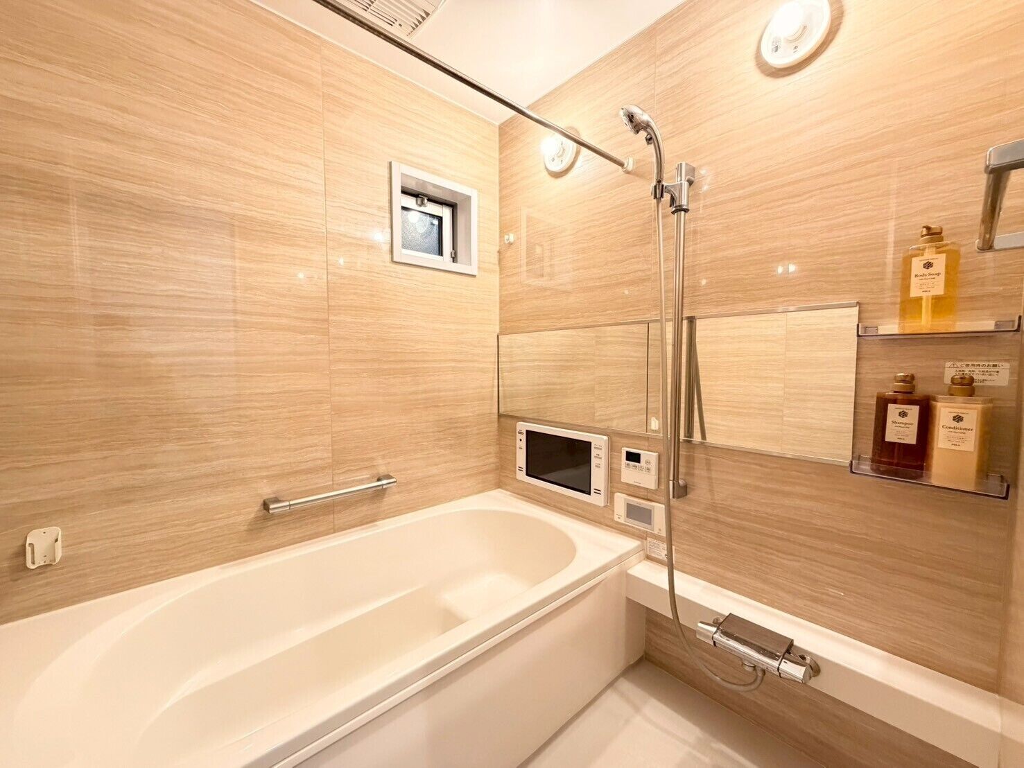 Hair dryer, bidet, towels, toilet paper