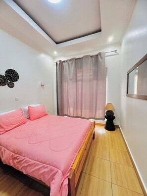 Iron/ironing board, WiFi, bed sheets