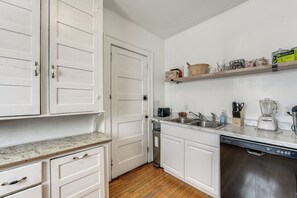 Fridge, microwave, stovetop, dishwasher - 8 Mi to Micron Technology! Walkable Phoenix Gem (Phoenix)