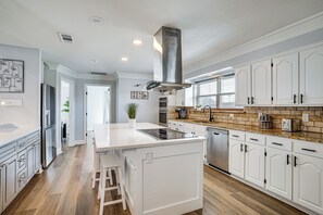 Kylskåp, mikrovågsugn, spishäll och diskmaskin