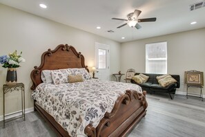 3 bedrooms, iron/ironing board, Internet, bed sheets - Dine, Shop & Play: Kenner Home w/ Patio & Yard! (Kenner)