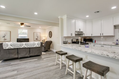 Dine, Shop & Play: Kenner Home w/ Patio & Yard!