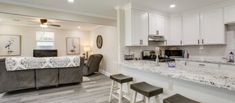 Dine, Shop & Play: Kenner Home w/ Patio & Yard!