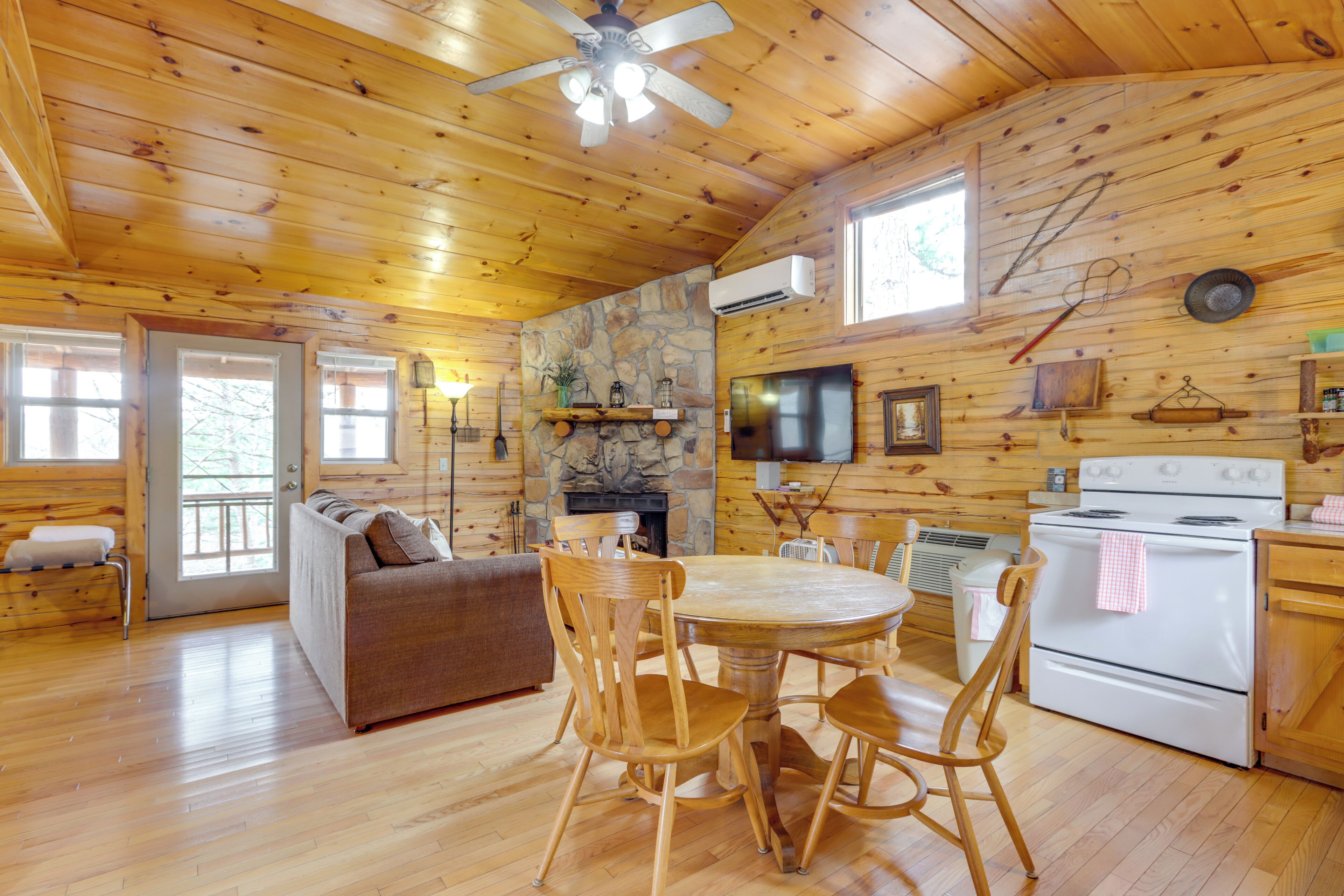 Eureka Springs Vacation Rental | Studio | 1BA | 525 Sq Ft